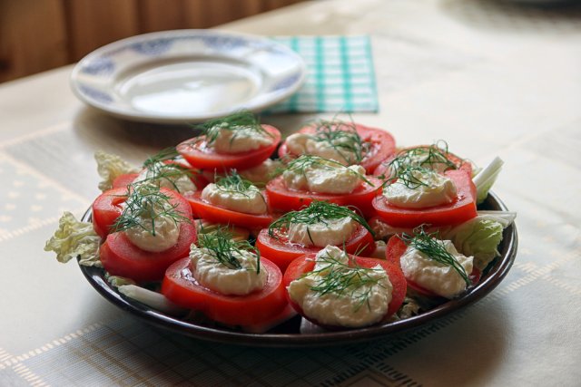Блюда, которые можно приготовить из томатов (и ими же украсить) 