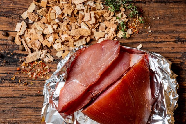 Куда девать щепу от веток: 5 полезных вариантов 