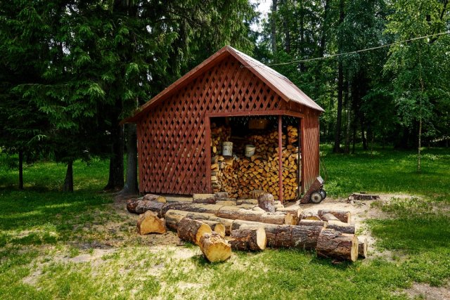Где хранить дрова: 5 удобных вариантов 