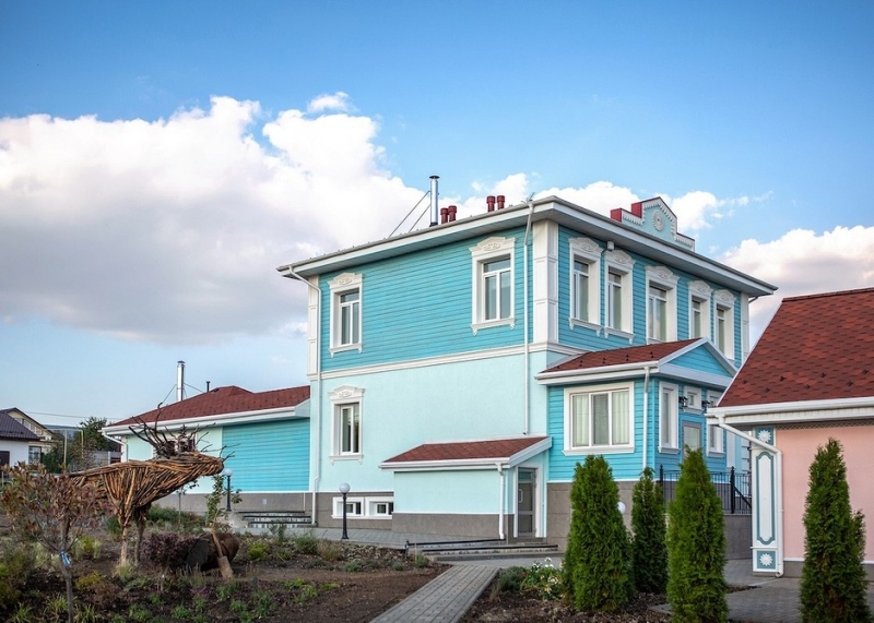 Бабушкина скатерть, старинный буфет, потрясающая отделка: семейный дом 220 кв. м с заботой об истории