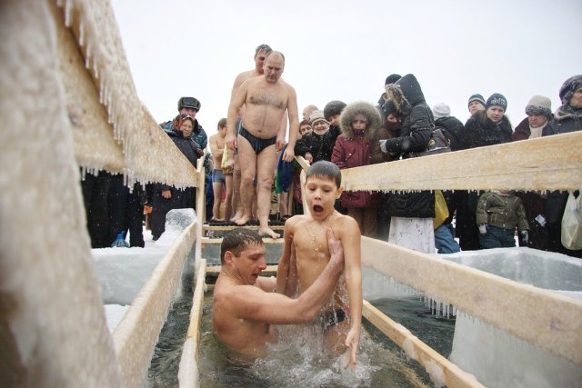 Крещенские праздники – как купаться в проруби без риска для здоровья 