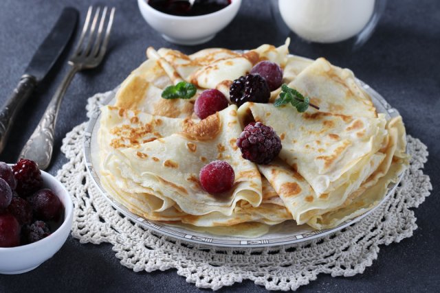 На молоке, кефире, кипятке – самые лучшие рецепты блинов 