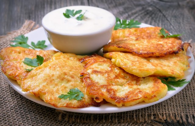 Оладьи на кефире, молоке, с дрожжами, содой и яйцом – лучшие рецепты 