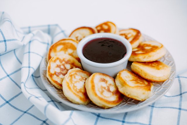 Оладьи на кефире, молоке, с дрожжами, содой и яйцом – лучшие рецепты 