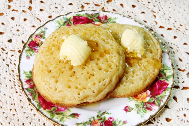 Оладьи на кефире, молоке, с дрожжами, содой и яйцом – лучшие рецепты 