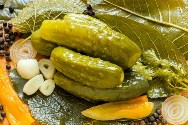 Овощные консервы, варенье, компоты и другие заготовки – срочно съесть или оставить? 
