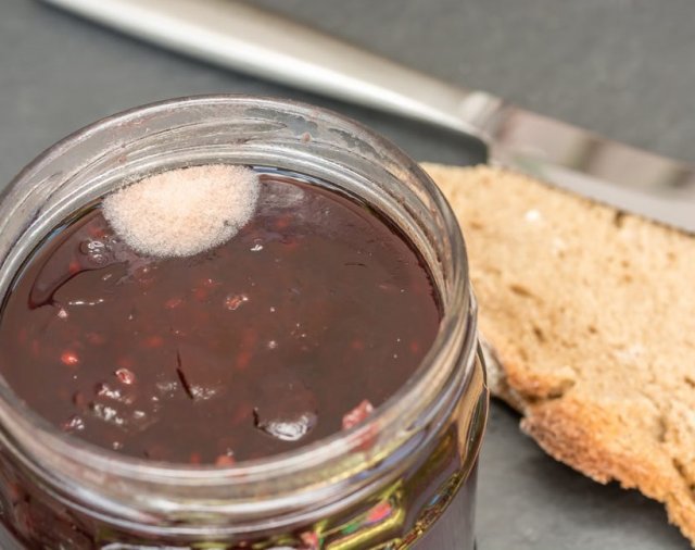 Плесень на варенье – есть продукт или выбросить 