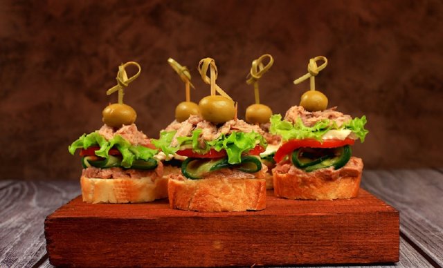 Салат, окрошка, пицца – что еще можно приготовить из остатков дачных продуктов 