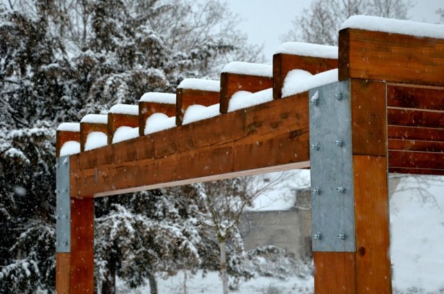 Со щитом или на щите: все о способах зимней ветрозащиты 