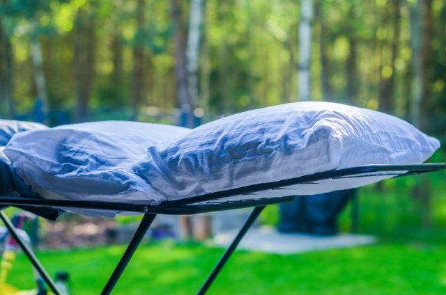 Спасаем пожелтевшие подушки: пошаговая инструкция 