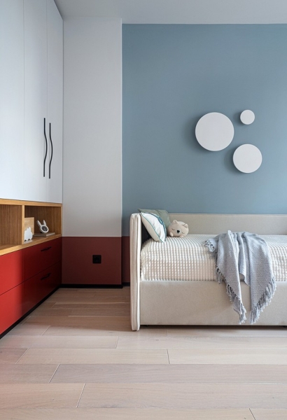 Светлый, но не скучный: интерьер для семьи с двумя детьми | ivd.ru