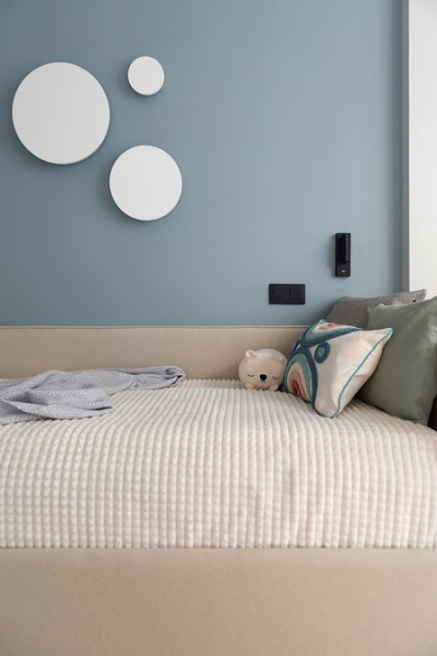 Светлый, но не скучный: интерьер для семьи с двумя детьми | ivd.ru