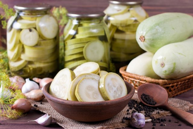 Заготовки из кабачков на зиму: и сладкие, и соленые, и острые 